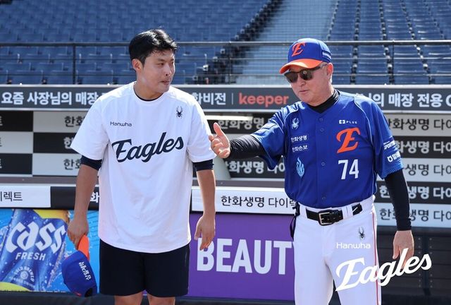 이형범(왼쪽)이 김경문 한화 감독의 소개를 받으며 선수단 앞에서 첫인사하고 있다. /한화 이글스 제공