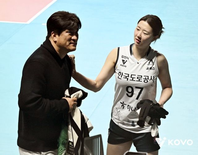 V리그 현장에서 만난 차상현(왼쪽) 감독과 강소휘. /한국배구연맹 제공