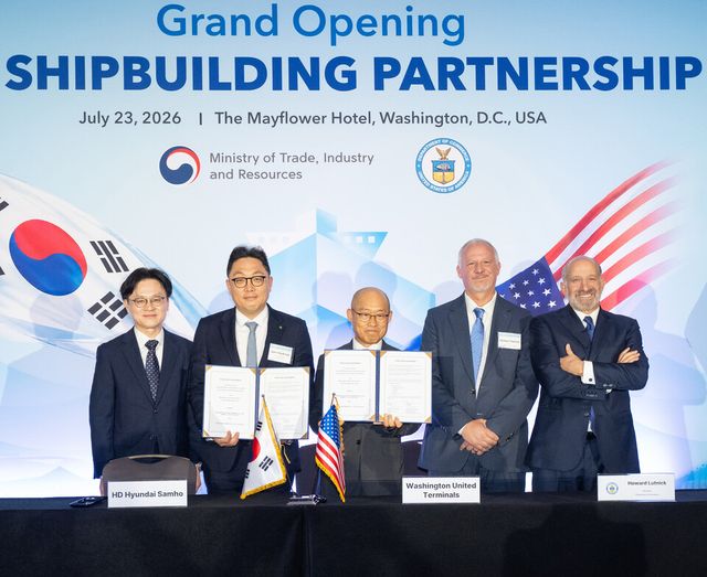 HD현대삼호가 HMM의 미국 계열사 WUT와 워싱턴주 타코마항에 항만크레인 4기를 공급하는 계약을 체결했다. (왼쪽부터) 김정관 산업통상부 장관, 이준혁 HD현대삼호 산업설비부문장(전무), 김신 HMM 미주권역장(전무), 재커리 토머스 WUT 최고운영책임자, 하워드 러트닉 미국 상무부 장관이 계약 체결 후 기념 촬영을 하고 있다./HD현대