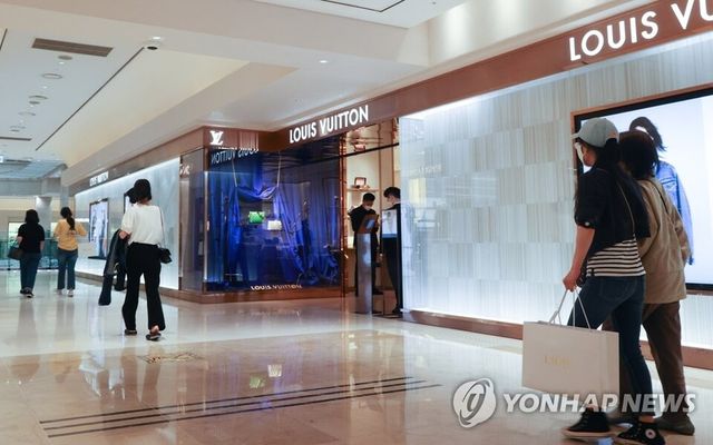 한 서울 백화점의 명품관. 연합뉴스 제공