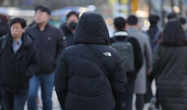 쌀쌀한 아침 출근길. /연합뉴스