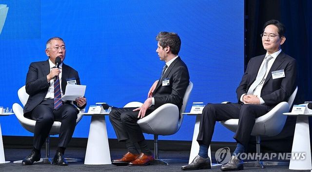 정의선 현대차그룹 회장이 지난 24일(현지시간) 미국 샌프란시스코 더 미드웨이에서 이재명 대통령이 참석한 '샌프란시스코 AI 서밋'에서 발언하고 있다. (왼쪽부터) 정의선 현대차그룹 회장, 샘 올트먼 오픈AI 최고경영자, 이재용 삼성전자 회장의 모습./연합뉴스