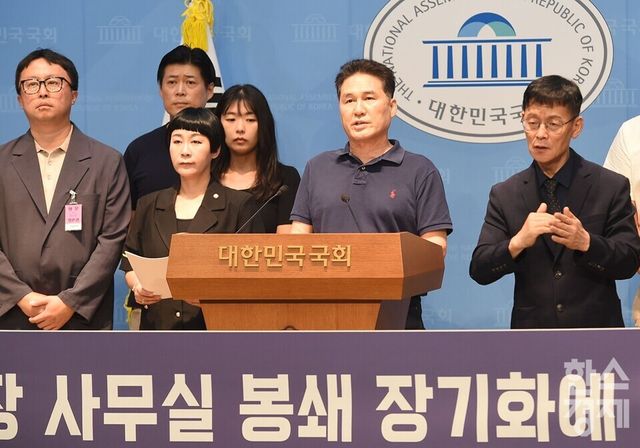 함세희 대한수중·핀수영협회 사무총장이 29일 국회 소통관에서 열린 핸드볼경기장 사무실 봉쇄 장기화에 따른 체육행정 정상화 촉구 기자회견에서 발언하고 있다. /이호형 기자