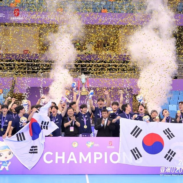 한국 U-20 남자 핸드볼 대표팀이 아시아주니어핸드볼선수권 우승 후 세리머니하고 있다. /아시아핸드볼연맹 SNS 갈무리