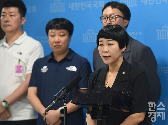 김재원 조국혁신당 의원이 29일 국회 소통관에서 열린 핸드볼경기장 사무실 봉쇄 장기화에 따른 체육행정 정상화 촉구 기자회견에서 취재진의 질문에 답하고 있다. /이호형 기자