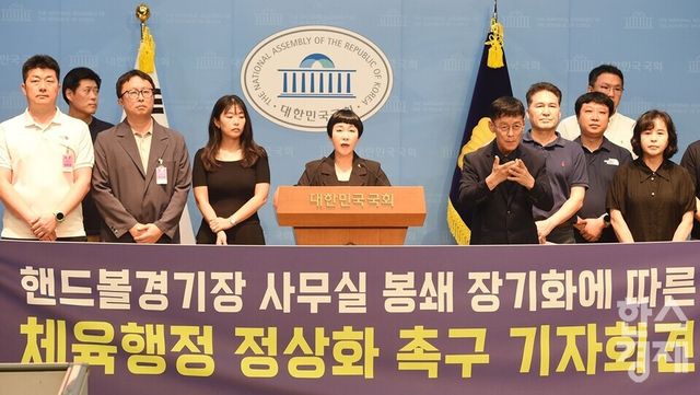 김재원 조국혁신당 의원이 29일 국회 소통관에서 열린 핸드볼경기장 사무실 봉쇄 장기화에 따른 체육행정 정상화 촉구 기자회견에서 발언하고 있다. /이호형 기자