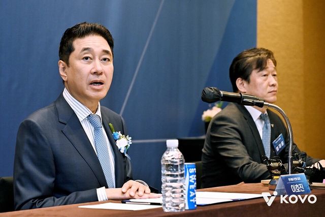 이호진(왼쪽) 총재와 엄재용 사무총장. /한국배구연맹 제공