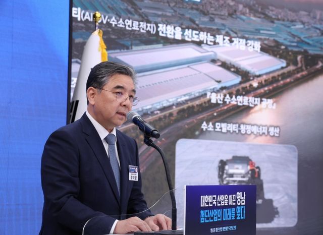 장재훈 현대차그룹 부회장이 영남권 첨단산업 발전비전 국민보고회에서 투자계획을 발표하고 있다./연합뉴스
