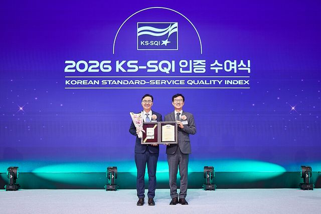 최찬호 HD현대오일뱅크 영업지원부문장(왼쪽)이 2026년 한국서비스품질지수 조사에서 12년 연속 주유소 부문 1위를 수상하며 기념사진을 촬영하고 있다./ HD현대오일뱅크
