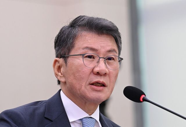 정몽규 전 대한축구협회장이 30일 국회 문화체육관광위원회에서 열린 대한축구협회 현안 관련 청문회에서 의원 질의에 답하고 있다. /연합뉴스