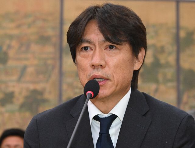 홍명보 전 축구 대표팀 감독이 30일 국회 문화체육관광위원회에서 열린 대한축구협회 현안 관련 청문회에 증인으로 출석해 의원 질의에 답하고 있다. /연합뉴스