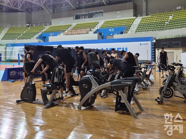 프로배구 V리그 남자부 우리카드 선수단이 30일 인천 송림체육관에서 웨이트 훈련에 몰두하고 있다. /신희재 기자