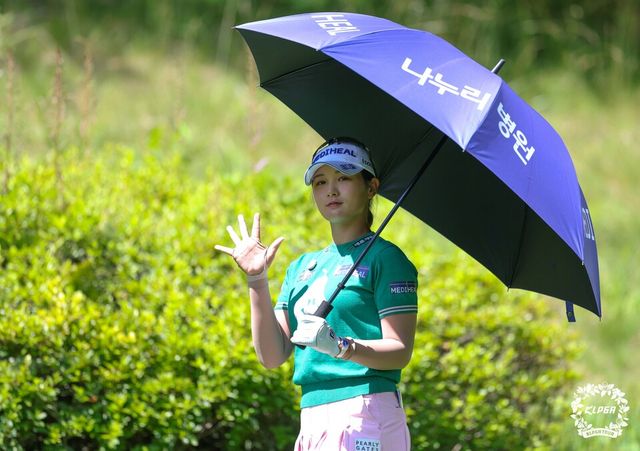 강한 자외선을 피하고 있는 프로골퍼 박현경. /KLPGA 제공