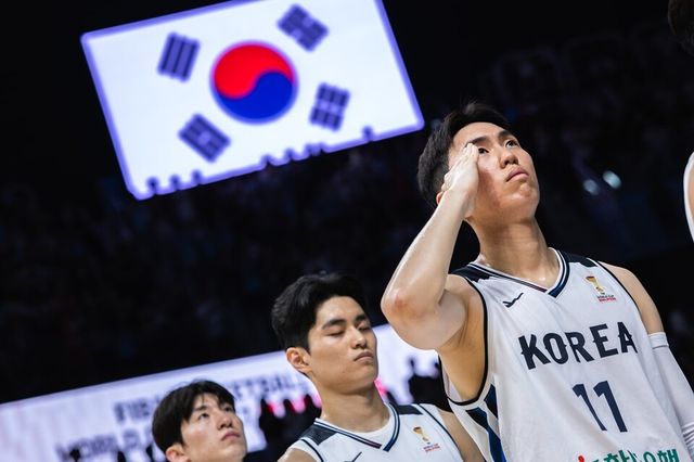 한국 선수단이 대만전을 앞두고 애국가를 듣고 있다. /FIBA 홈페이지 갈무리