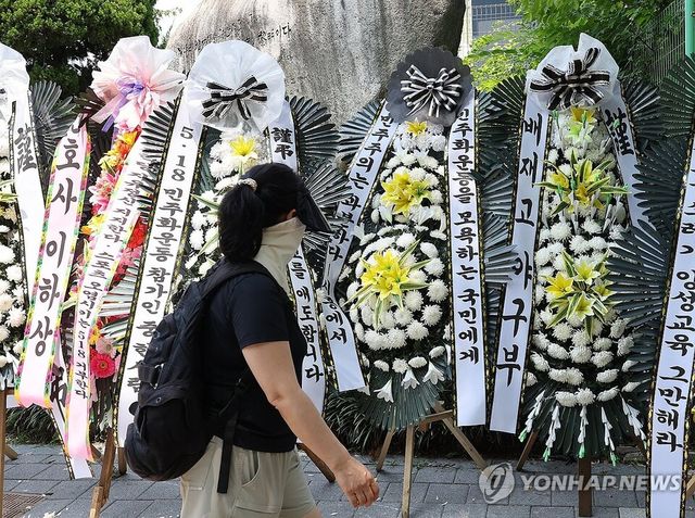배재고 야구부의 논란이 벌어진 뒤, 배재고 앞에 근조화환 여러 개가 놓여졌다. /연합뉴스