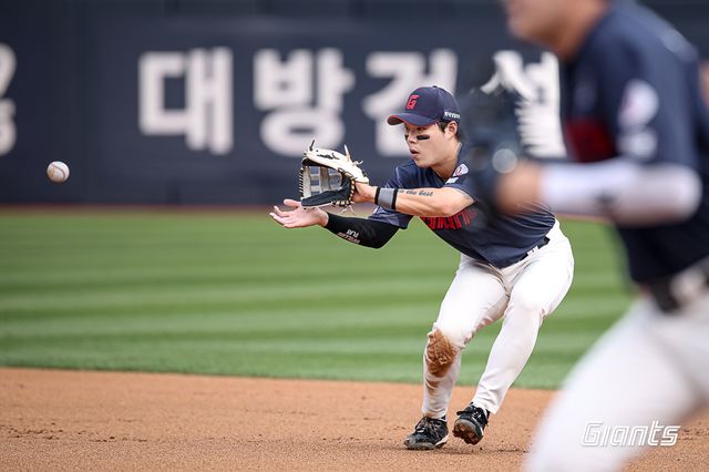 고승민이 2루 수비에 나서고 있다. /롯데 자이언츠 제공