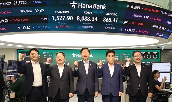 구윤철 부총리 겸 재정경제부 장관(가운데)이 외환시장 24시간 개장으로 한국 자본시장과 원화 매력도가 높아질 것이라고 강조했다. /하나은행 제공&nbsp;