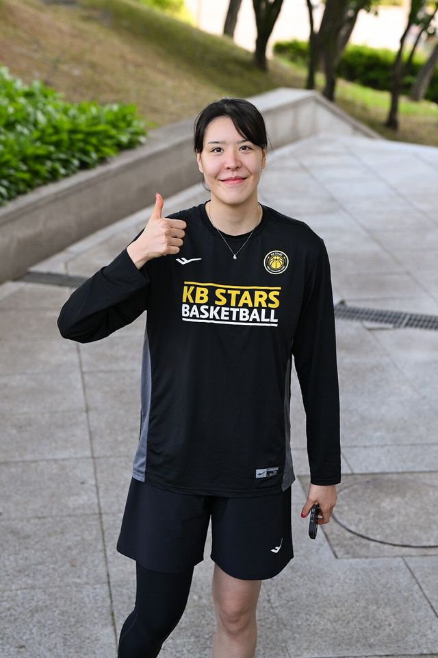 박지수가 카메라를 향해 엄지를 치켜들고 있다. /KB 제공