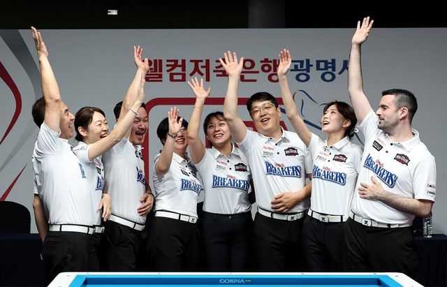 브레이커스 선수단이 데뷔전 승리 후 환호하고 있다. /PBA 제공