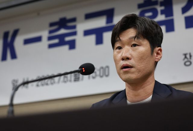 &nbsp;6일 서울 송파구 서울올림픽파크텔에서 열린 'K-축구혁신위원회' 출범식에서 공동위원장인 박지성 국제축구연맹 분과위원회 위원이 발언하고 있다. /연합뉴스