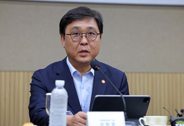 6일 서울 송파구 서울올림픽파크텔에서 열린 'K-축구혁신위원회' 출범식에서 공동위원장인 최휘영 문화체육관광부 장관이 발언하고 있다. /연합뉴스