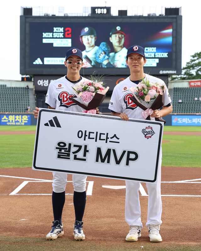 김민석(왼쪽)과 최민석이&nbsp;아디다스 6월 MVP 시상식에 참석해 기념 촬영하고 있다. /두산 베어스 제공