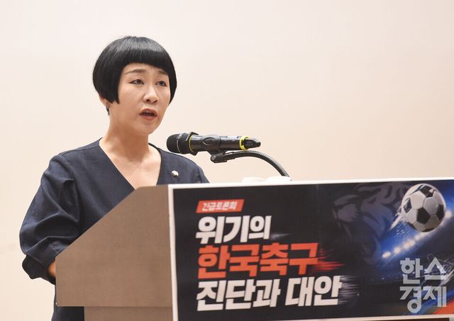 조국혁신당 김재원 의원이 8일 국회 의원회관에서 열린 ‘위기의 한국축구, 진단과 대안 긴급 토론회’에서 환영사를 하고 있다./ 이호형 기자 leemario@sporbiz.co.kr 2026.07.08