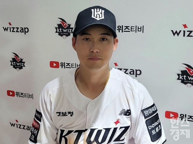 배정대가 8일 수원 KT위즈파크에서 취재진과 인터뷰 전 촬영에 응하고 있다. /신희재 기자