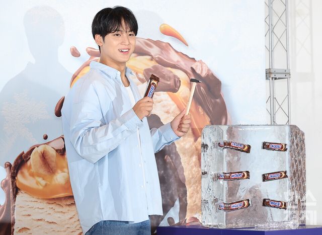 그룹 세븐틴(SEVENTEEN)의 멤버 민규가 9일 서울 성수동 언더스탠드애비뉴에서 열린 ‘스니커즈 아이스 트럭 팝업데이’ 기념 미디어 포토 세션에서 포즈를 취하고 있다./ 이호형 기자 leemario@sporbiz.co.kr 2026.07.09