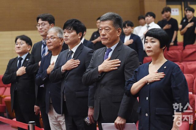 조국혁신당 김재원(맨 오른쪽) 의원이 8일 국회 의원회관에서 열린 ‘위기의 한국축구, 진단과 대안 긴급 토론회’에서 정진설 서울시축구협회 회장 , 박문성 축구 해설위원,서영길 전 프로축구 김포FC 대표이사, 이상기 전 프로축구 선수, 차규근 의원, 등 참석자들과 국민의례를 하고 있다./ 이호형 기자 leemario@sporbiz.co.kr 2026.07.08