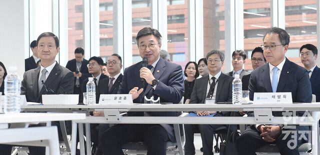 윤호중 행정안전부 장관이 9일 서울 서초구 토스 신논현 사옥에서 열린 행안부- 금감원-금결원-네이버·카카오·토스 업무협약식에서 모두 발언을 하고 있다./ 이호형 기자 leemario@sporbiz.co.kr 2026.07.09