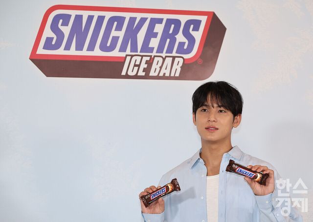 그룹 세븐틴(SEVENTEEN)의 멤버 민규가 9일 서울 성수동 언더스탠드애비뉴에서 열린 ‘스니커즈 아이스 트럭 팝업데이’ 기념 미디어 포토 세션에서 포즈를 취하고 있다./ 이호형 기자 leemario@sporbiz.co.kr 2026.07.09