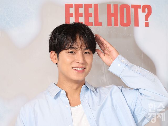 그룹 세븐틴(SEVENTEEN)의 멤버 민규가 9일 서울 성수동 언더스탠드애비뉴에서 열린 ‘스니커즈 아이스 트럭 팝업데이’ 기념 미디어 포토 세션에서 포즈를 취하고 있다./ 이호형 기자 leemario@sporbiz.co.kr 2026.07.09