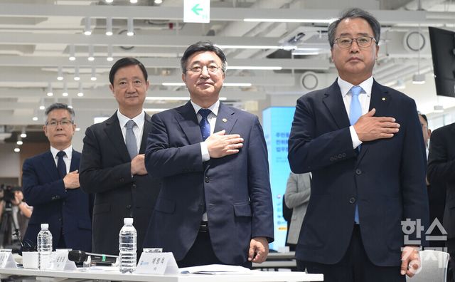윤호중(왼쪽 세번째) 행정안전부 장관이 9일 서울 서초구 토스 신논현 사옥에서 열린 행안부-네이버·카카오·토스 업무협약식에서 이찬진 금융감독원장, 채병득 금융결제원장 등 참석자와 국민의례를 하고 있다./ 이호형 기자 leemario@sporbiz.co.kr 2026.07.09