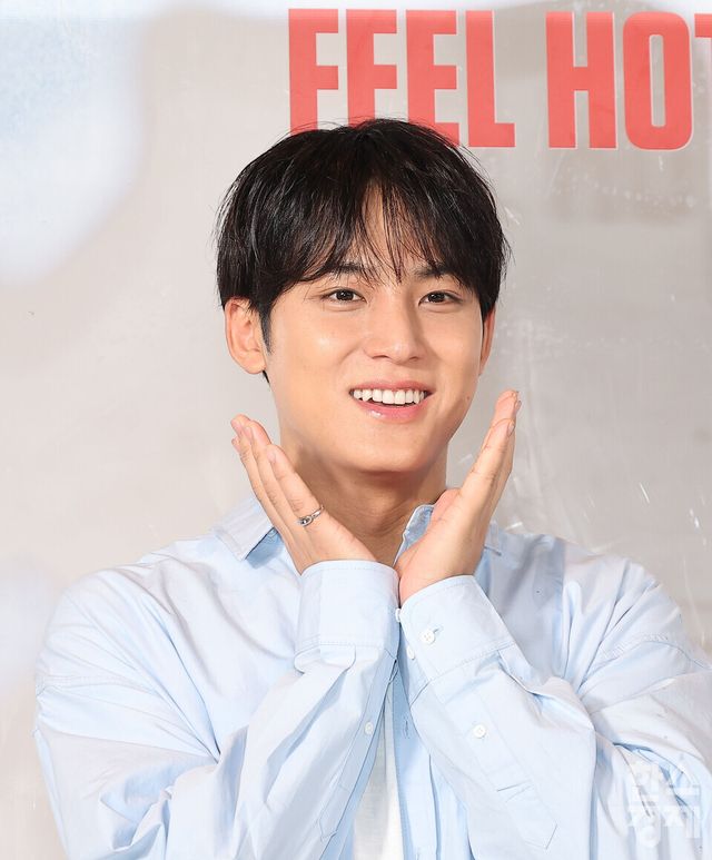 그룹 세븐틴(SEVENTEEN)의 멤버 민규가 9일 서울 성수동 언더스탠드애비뉴에서 열린 ‘스니커즈 아이스 트럭 팝업데이’ 기념 미디어 포토 세션에서 포즈를 취하고 있다./ 이호형 기자 leemario@sporbiz.co.kr 2026.07.09