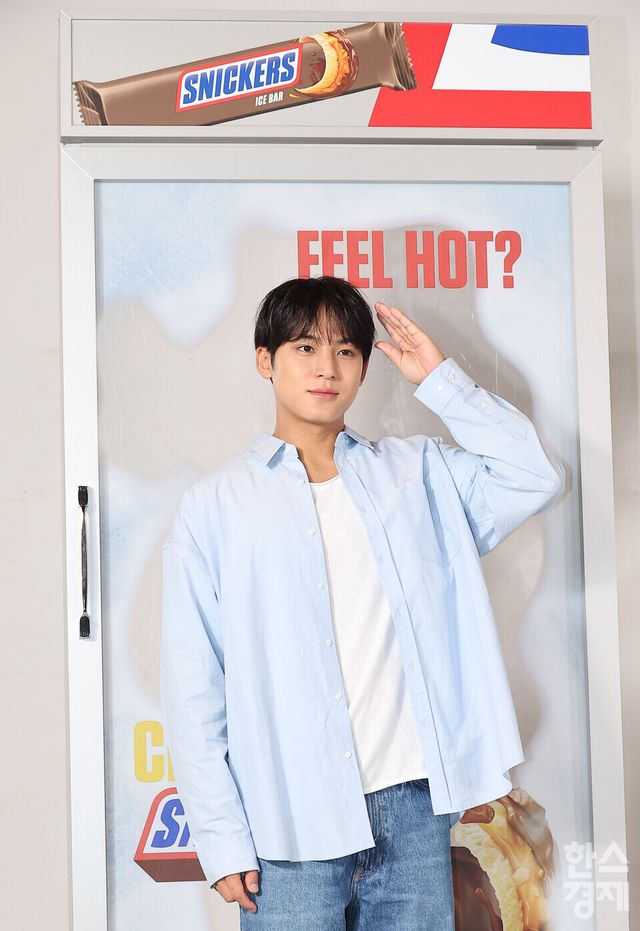 그룹 세븐틴(SEVENTEEN)의 멤버 민규가 9일 서울 성수동 언더스탠드애비뉴에서 열린 ‘스니커즈 아이스 트럭 팝업데이’ 기념 미디어 포토 세션에서 포즈를 취하고 있다./ 이호형 기자 leemario@sporbiz.co.kr 2026.07.09