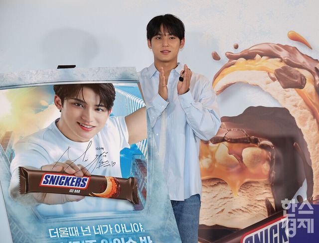 그룹 세븐틴(SEVENTEEN)의 멤버 민규가 9일 서울 성수동 언더스탠드애비뉴에서 열린 ‘스니커즈 아이스 트럭 팝업데이’ 기념 미디어 포토 세션에서 포즈를 취하고 있다./ 이호형 기자 leemario@sporbiz.co.kr 2026.07.09