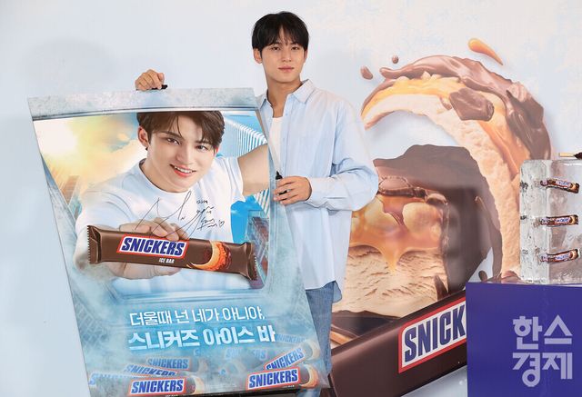 그룹 세븐틴(SEVENTEEN)의 멤버 민규가 9일 서울 성수동 언더스탠드애비뉴에서 열린 ‘스니커즈 아이스 트럭 팝업데이’ 기념 미디어 포토 세션에서 포즈를 취하고 있다./ 이호형 기자 leemario@sporbiz.co.kr 2026.07.09