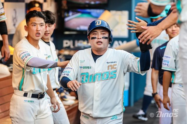권희동이 만루홈런 직후 더그아웃에서 동료들의 축하를 받고 있다. /NC 다이노스 제공