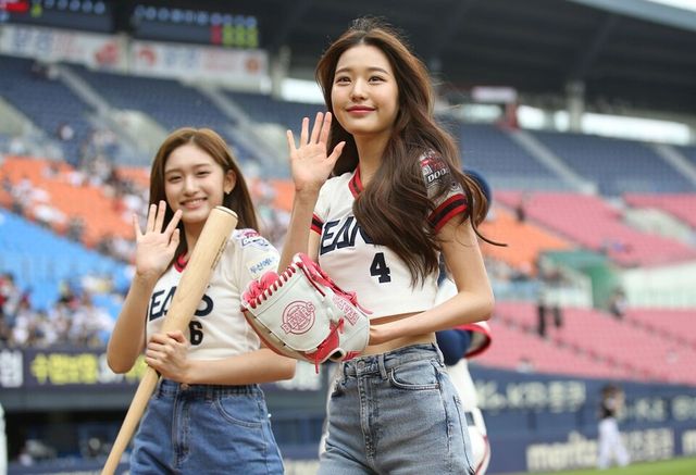 아이브&nbsp;이서(왼쪽)와 장원영이 2022년 두산 홈 경기에 시타와 시구에 나선 후 팬들을 향해 인사하고 있다. /두산 베어스 제공
