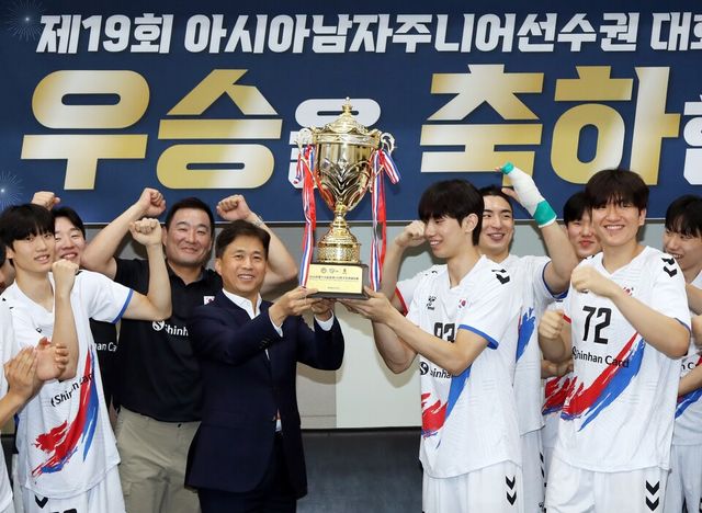곽노정 핸드볼협회장과 남자 주니어 대표팀 주장의 우승 트로피 기념 촬영 모습. /대한핸드볼협회 제공