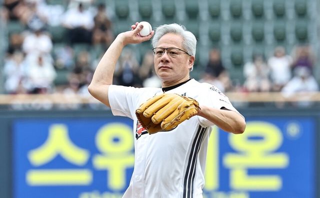 젠슨 황 엔비디아 CEO가 7일 서울 잠실구장에서 열린 2026 프로야구 KBO리그 두산 베어스와 키움 히어로즈의 경기에 앞서 시구하고 있다. /연합뉴스