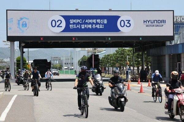 파업으로 조기 퇴근하는 현대차 노조원들./연합뉴스