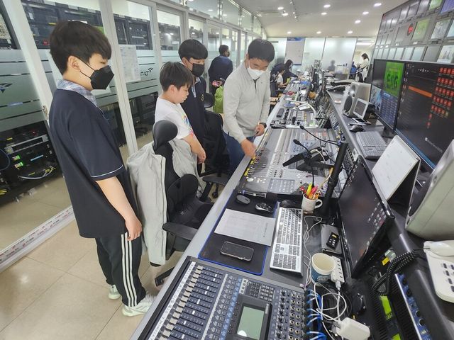 4-2 미사경정장 방송실에서 학생들이 참여한 가운데 방송 전문가가 방송장비 작동방법을 설명하고 있다