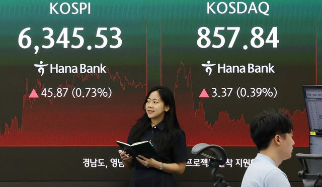 코스피가 11일 반도체 수출 호조에 힘입어 소폭 상승 마감했다. / 사진=연합뉴스
