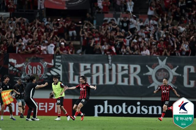 송민규(34번)가 역전골을 넣은 뒤 환호하며 벤치로 달려가고 있다. /한국프로축구연맹 제공