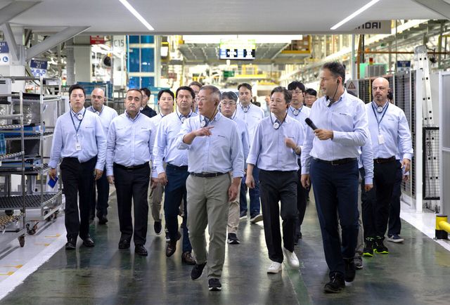 정의선 현대차그룹 회장이 현대차 튀르키예 공장 임직원들과 함께 생산 라인을 점검하고 있다./현대차