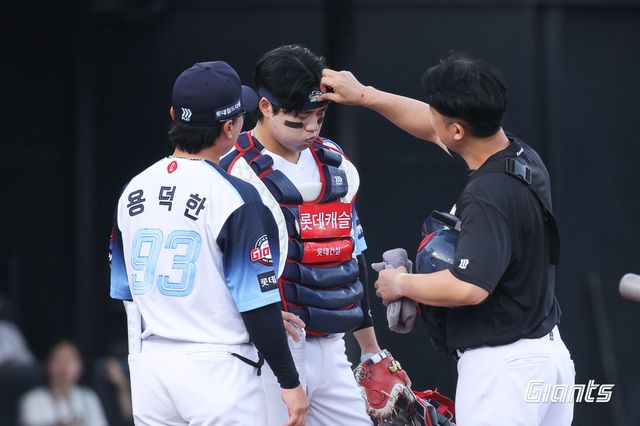 손성빈(가운데)이 지난달 31일 경기 중 어지러움을 호소하고 있다. /롯데 자이언츠 제공