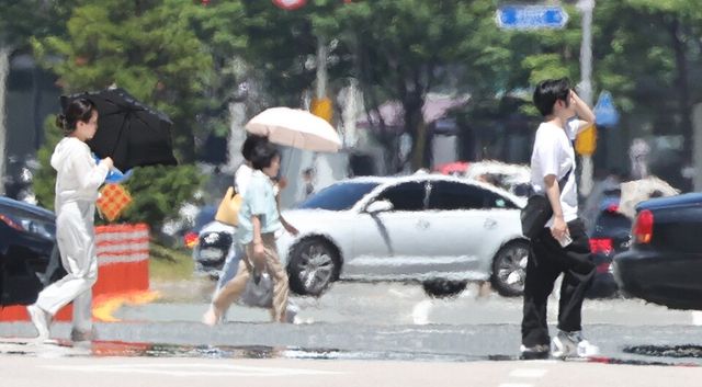 폭염이 이어진 부산 지역 도로 위에 아지랑이가 피어오르고 있다. /연합뉴스
