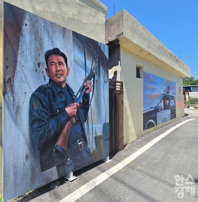 전라남도 해남군 북평면 '호프' 영화의 거리 곳곳에 새겨진 주연 배우들의 벽화 모습. /박종민 기자